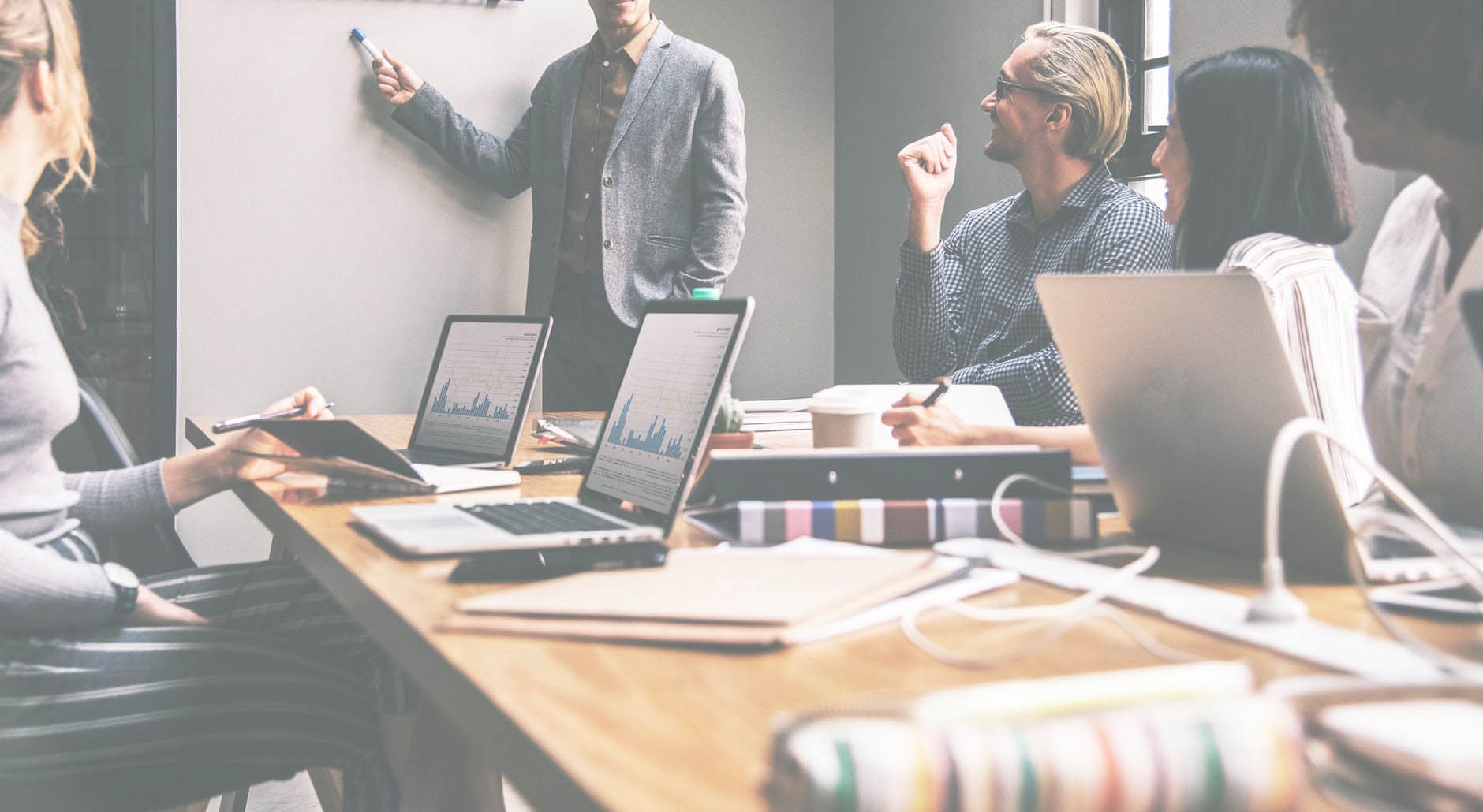 Fabricant de rouleaux de manutention Expertise et innovation background accroche